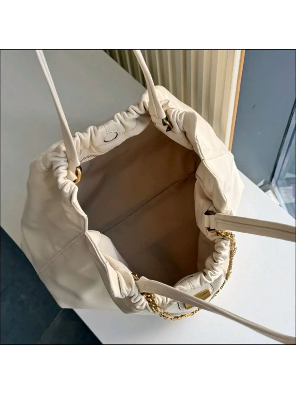 Marc Jacobs The Cristina Chain-Embellished Drawstring Leather Tote Ivory OS